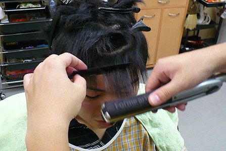 前髪縮毛矯正　アイロン作業
