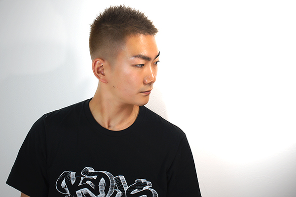 スモーキー・ベージュ × モヒカン・フェード02