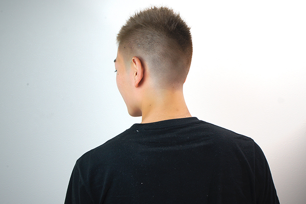 スモーキー・ベージュ × モヒカン・フェード04