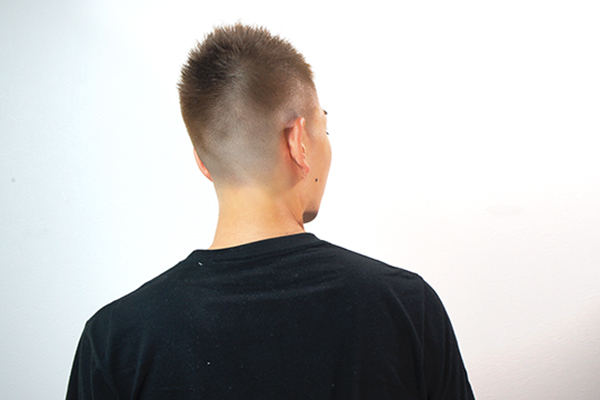 スモーキー・ベージュ × モヒカン・フェード01